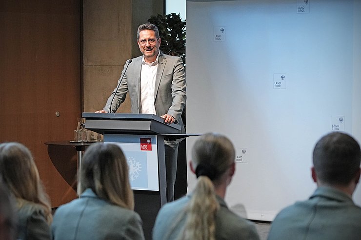 © Land Tirol/Schallhart Mann redet