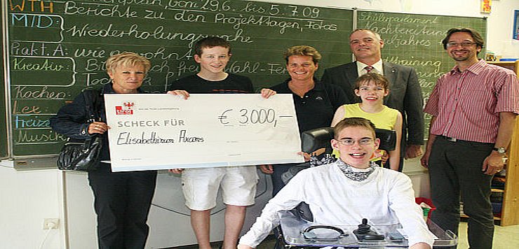 © Land Tirol BH Innsbruck besucht Elisabethinum und überreicht die Hälfte des Verwaltungspreises.