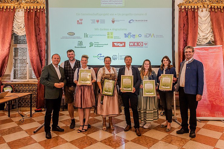 Die Tiroler Nominierten mit Gewinner: LHStv Josef Geisler gratuliert Eva und Martin Radinger vom Lachnerhof, dem TVB Silberregion mit Elisabeth Frontull, den Zillertaler Tourismus Schulen mit Fachvorstand Peter Dornauer sowie Simone Embacher von der KaiserschneckeKG und Urlaub am Bauernhof mit GF Astrid Rollinger und  Obmann Johann Hörtnagl. 