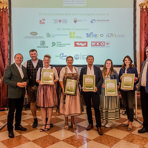 Die Tiroler Nominierten mit Gewinner: LHStv Josef Geisler gratuliert Eva und Martin Radinger vom Lachnerhof, dem TVB Silberregion mit Elisabeth Frontull, den Zillertaler Tourismus Schulen mit Fachvorstand Peter Dornauer sowie Simone Embacher von der KaiserschneckeKG und Urlaub am Bauernhof mit GF Astrid Rollinger und  Obmann Johann Hörtnagl. 