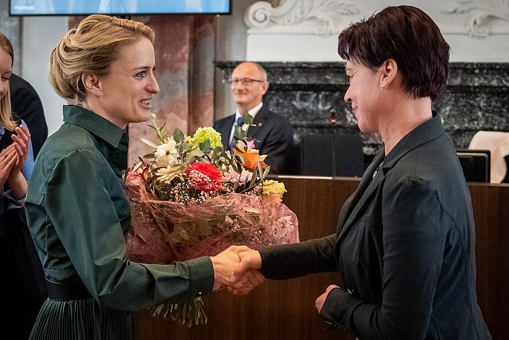 LTPin Sonja Ledl-Rossmann gratuliert der designierten LRH-Direktorin Monika Aichholzer-Wurzer (li.) zur Wahl.