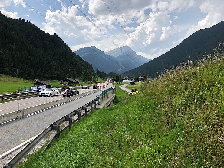 Zwischen Lähn und Wengle im Gemeindegebiet von Bichlbach errichtet das Land Tirol an der B 179 Fernpassstraße zum Schutz der AnrainerInnen eine 250 Meter lange Lärmschutzwand. 