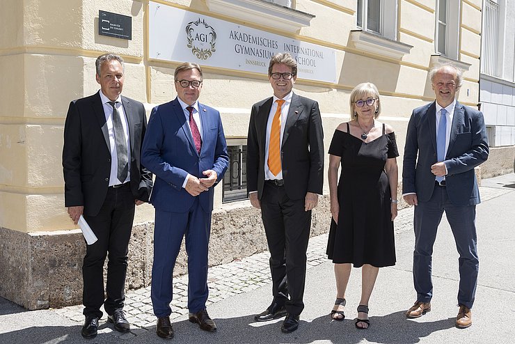 Gruppenfoto vor dem Schulgebäude