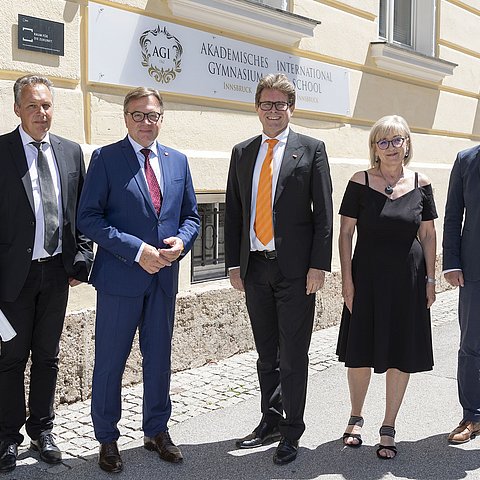 Gruppenfoto vor dem Schulgebäude