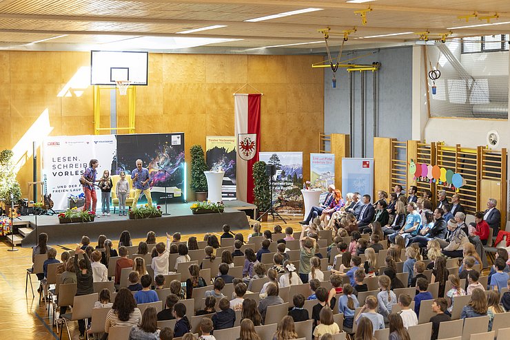 Auch beim Vorlesetag 2026 wartet auf die Siegesschule des Geschichtenwettbewerbs ein großes Event (im Bild: das Schulfest 2025 an der VS Aldrans).