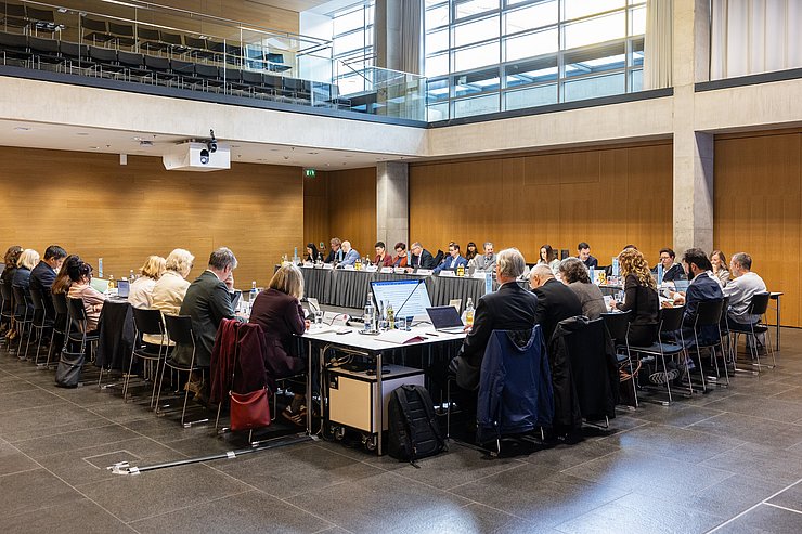 © Land Tirol/Steinlechner Personen sitzen an Besprechungstisch