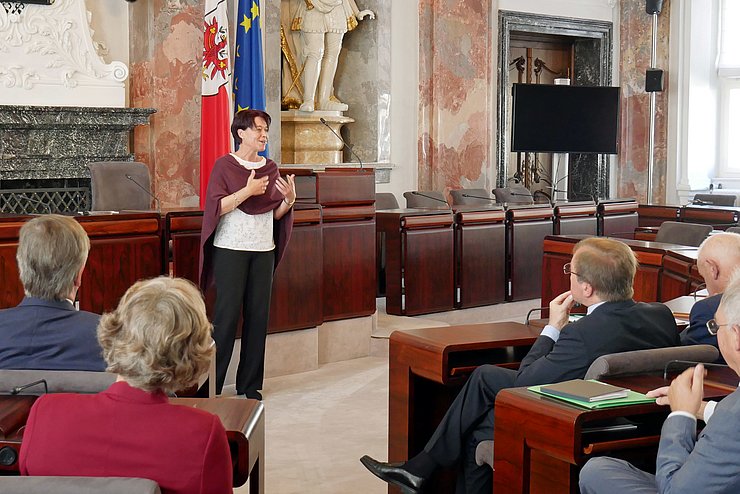 LTPin Ledl-Rossmann hieß die Delegation im Landtagssitzungssaal willkommen.