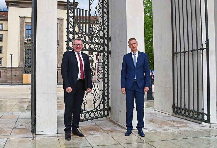 Landesrat Johannes Tratter mit Thomas Huter, Leiter der Liegenschaftsverwaltung des Landes Tirol, vor dem sanierten Wappengitter am Landhausplatz.