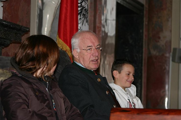 Landtagspräsident Herwig van Staa führte die Schülerinnen und Schüler der HS Mieming durch das Landhaus