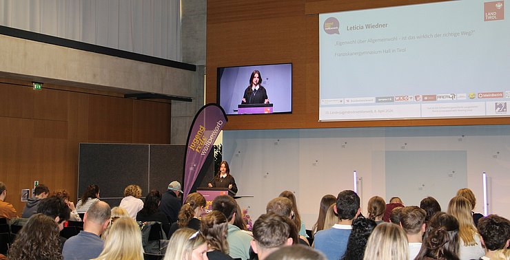 Jugendliche spricht vor Publikum