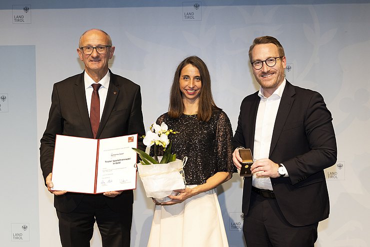 © Land Tirol/W9 Mario Webhofer v.l.n.r.: LH Anton Mattle, Katharina Zipser, 1.LH-Stv. Philip Wohlgemuth