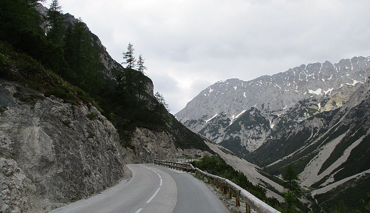 Asphaltierungsarbeiten zwischen Sparket und Ende Felsstrecke der Hahntennjochstraße.