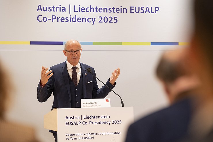 LH Anton Mattle bei der Pressekonferenz