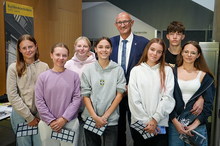 © Land Tirol/Saxl Gruppenfoto von Schülerinnen und einem Schüler zusammen mit dem Landeshauptmann.