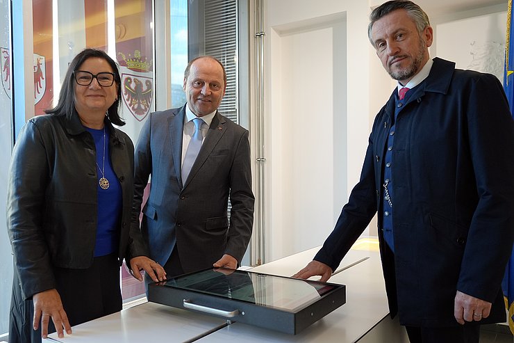 © Land Tirol/Sidon Testeten den digitalen "Zeitstrahl" der Euregio-Ausstellung in Innsbruck: (von links) Brigitte Truschnegg (Universität Innsbruck), Tirols Landeshauptmannstellvertreter Josef Geisler und Kurt Scharr (Universität Innsbruck).