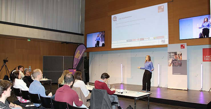 Jugendliche auf der Bühne