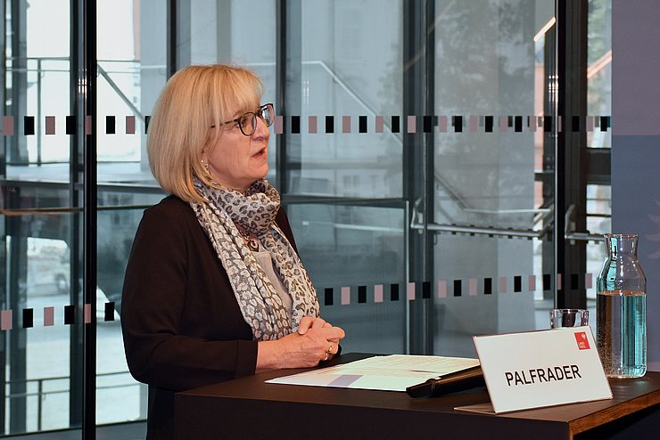 Landesrätin Palfrader freut sich, dass trotz der geänderten Rahmenbedingungen zahlreiche Kulturveranstaltungen im Sommer stattfinden können.