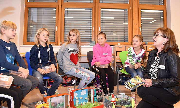 Die SchülerInnen der VS Mötz erzählten LRin Beate Palfrader von ihren Lieblingsbüchern.