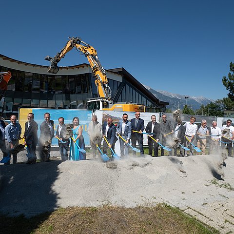 Spatenstich für Hallenbad in Axams