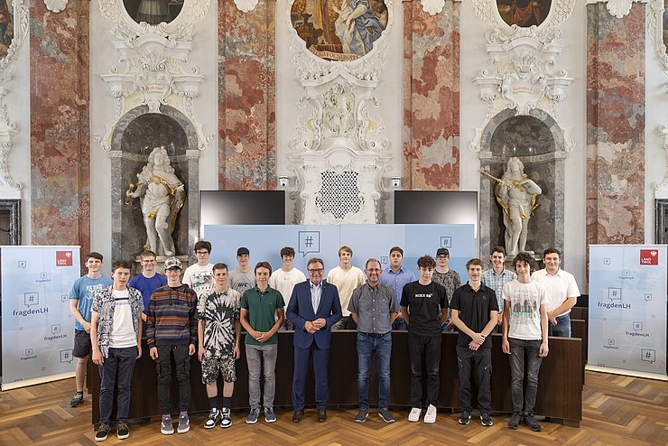 Die Schüler der HTL Fulpmes zusammen mit LH Platter im Landtagssitzungssaal