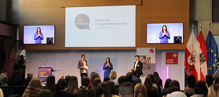 © Land Tirol/Sailer Frau spricht zum Publikum