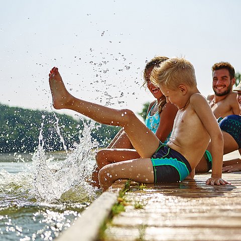 Familie am Wasser