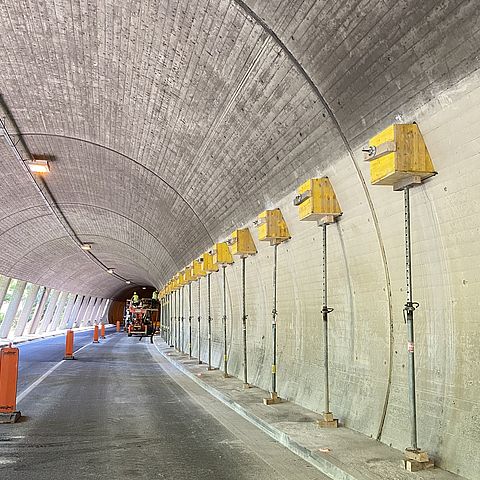 Die Sanierungsarbeiten auf der Tunnelinnenseite der Unterflurtrasse Nassereith sind bereits in einer Woche abgeschlossen.
