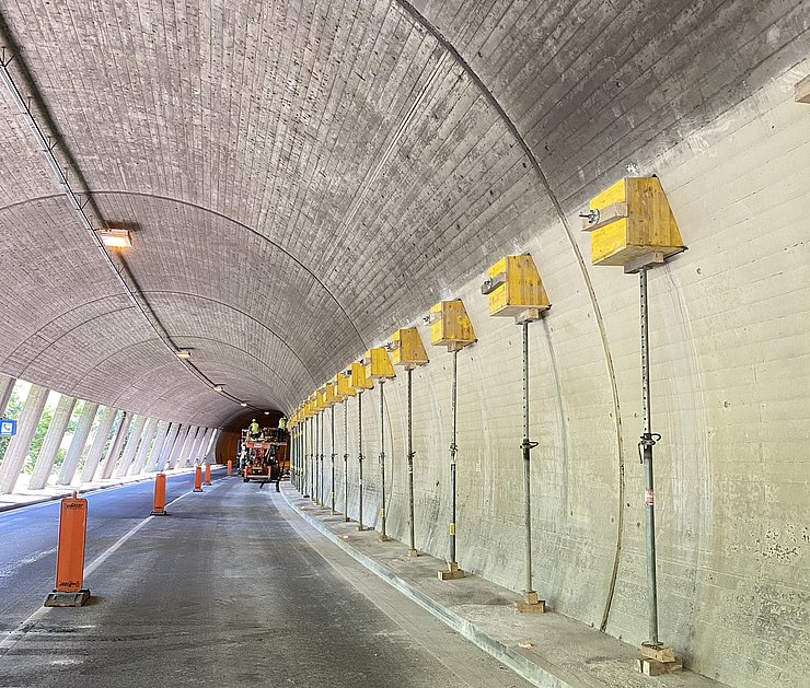 Die Sanierungsarbeiten auf der Tunnelinnenseite der Unterflurtrasse Nassereith sind bereits in einer Woche abgeschlossen.