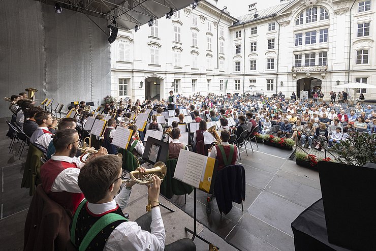 MusikerInnen auf Bühne - Blick auf Publikum