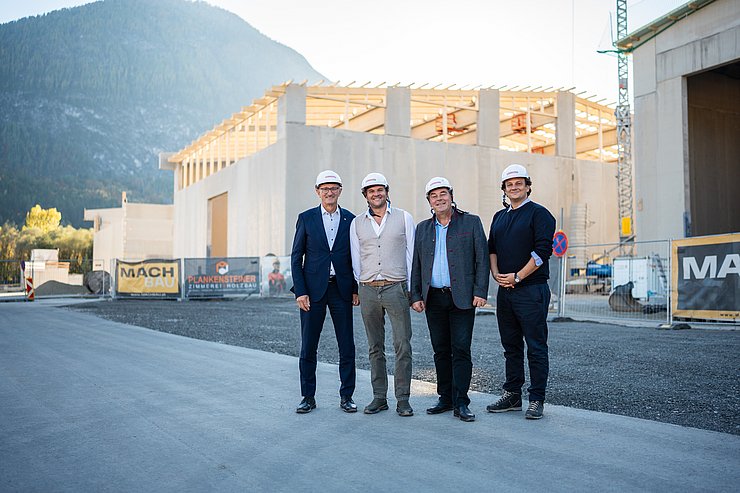 © Land Tirol/Fitsch Gruppenfoto vor Baustelle