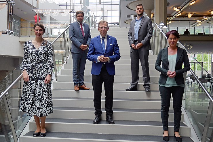 BRP Christian Buchmann (Mitte) und LTPin Sonja Ledl-Rossmann (re.) mit Mitgliedern des Europaausschusses: Sophia Kircher (li.), Benedikt Lentsch (2.v.li.) und Michael Mingler (4.v.li.).
