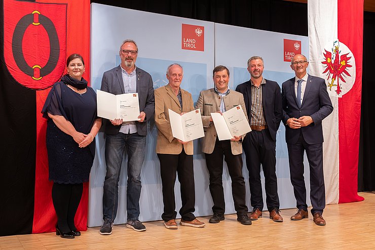 Gruppenfoto der Geehrten aus Sillian mit Olga Reisner, Anton Mattle und Franz Schneider