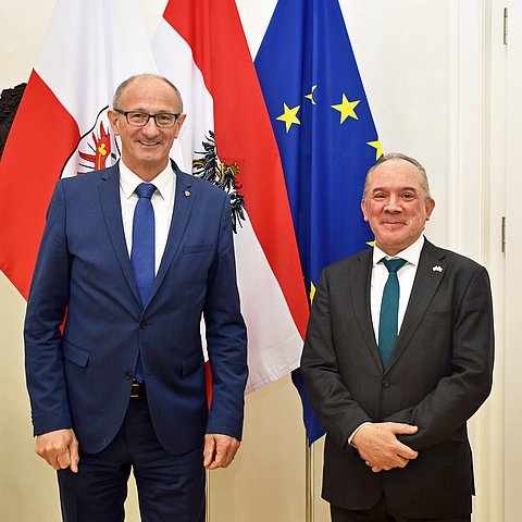 LH Mattle und der israelische Botschafter Rodgold (rechts) stehen im Büro im Landhaus in Innsbruck.