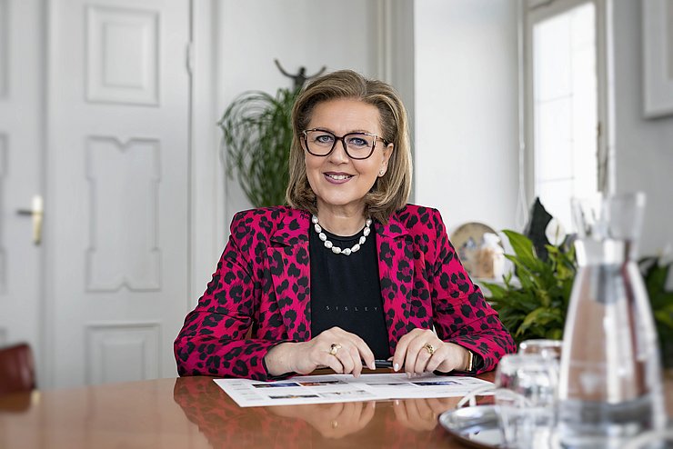 „Es ist wichtig, Kindern und Jugendlichen ein Bewusstsein für die sichere Internetnutzung zu vermitteln. Der Safer Internet Aktionsmonat Februar bietet dafür den entsprechenden Rahmen. Im InfoEck der Generationen erhalten Jugendliche sowie Eltern, Bildungseinrichtungen und in der Jugendarbeit tätige Personen bei Bedarf umfassende Informationen und Broschüren rund um das Thema sicheres Internet.“