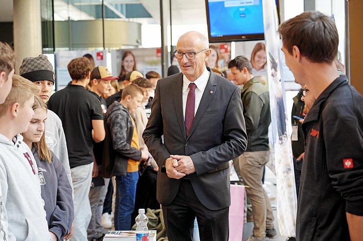 © Land Tirol/Neuner LH Mattle redet mit BesucherInnen