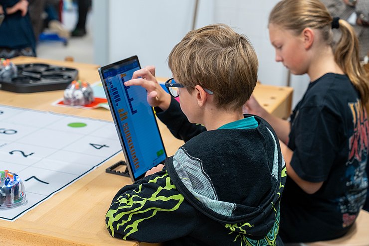 Das STEAM-Lab vereint modern ausgestattete Räume mit Robotik, Programmierplattformen, verschiedenen Lasergeräten und weiteren Technologien.