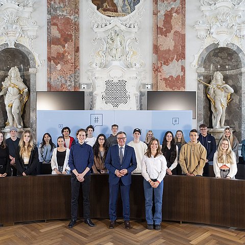 Gruppenfoto aller SchülerInnen des Meinhardinums Stams mit LH Platter 
