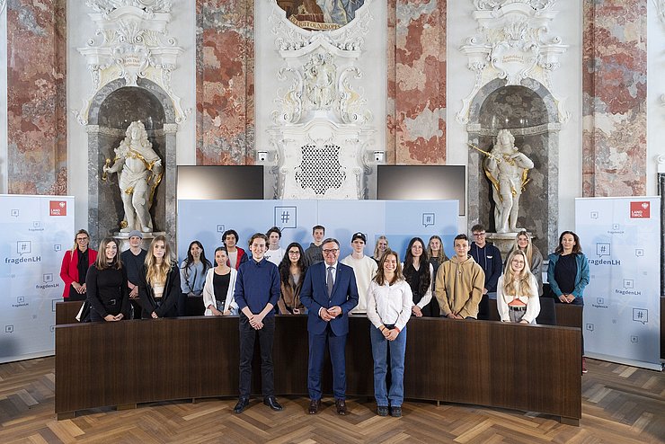 Gruppenfoto aller SchülerInnen des Meinhardinums Stams mit LH Platter 