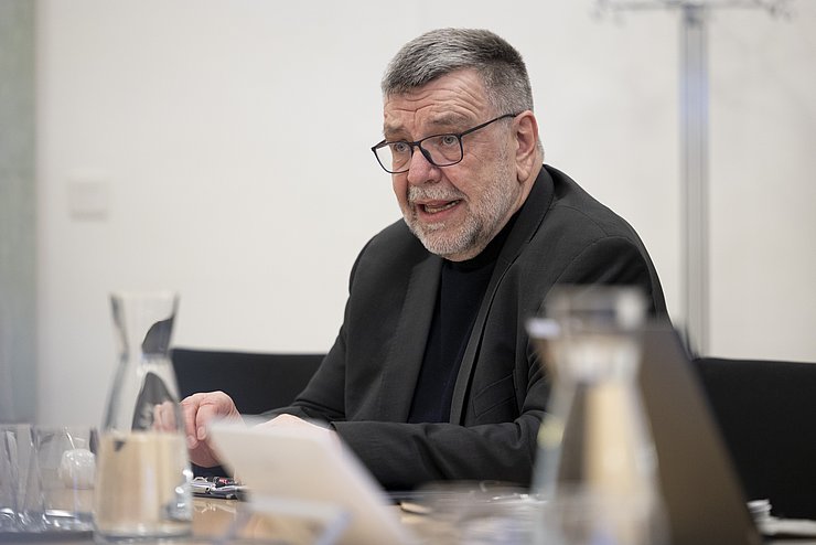 Professor Gottfried Tappeiner am Tisch sitzend