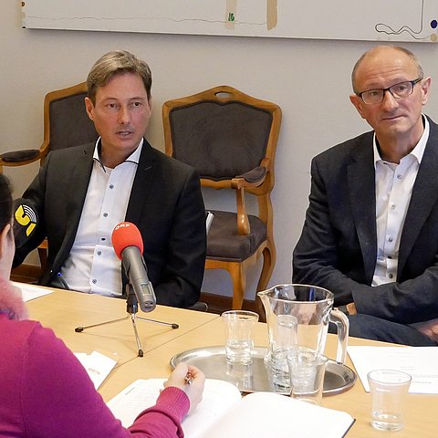 Gutachtenersteller Arno Kahl (li.) und Ausschussvorsitzender Toni Mattle.