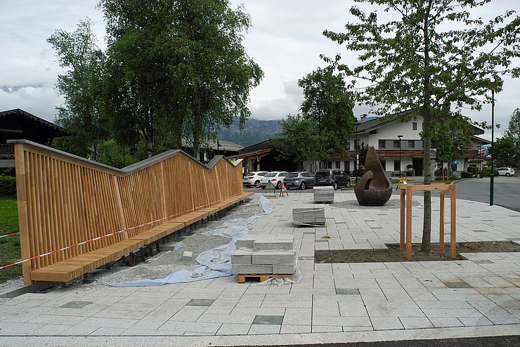 Im Ortszentrum von Oberndorf in Tirol wurde der Knappenplatz neu gestaltet.