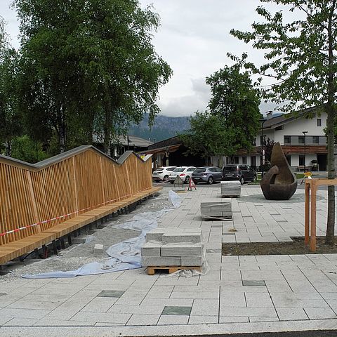 Im Ortszentrum von Oberndorf in Tirol wurde der Knappenplatz neu gestaltet.