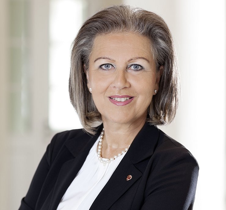 Landesrätin Zoller-Frischauf: „Mit attraktiven Vergünstigungen im Rahmen des Tiroler Familienpasses regt das Land Tirol zu gemeinsamen Freizeitaktivitäten innerhalb der Familie an, wie etwa dem Besuch im Freibad.“