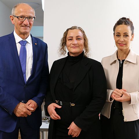 LH Anton Mattle, Leiterin des Frauenhauses Tirol Gabriele Plattner und LRin Eva Pawlata bei der Eröffnung des neuen Frauenhauses.