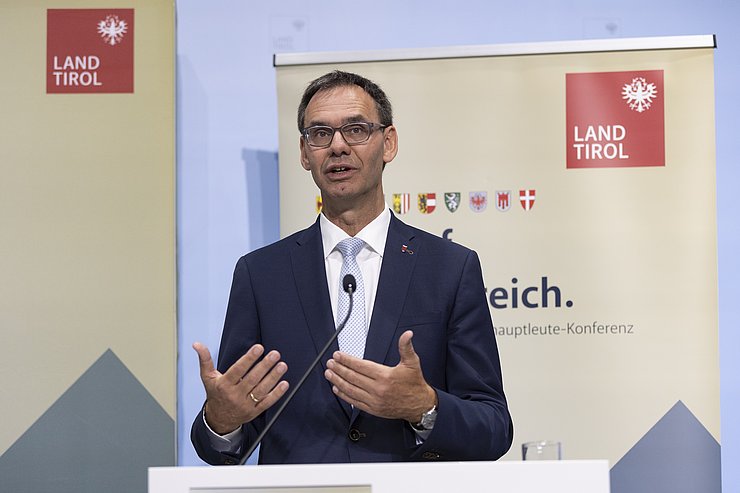 © Land Tirol/Sedlak Wallner bei PK sprechend