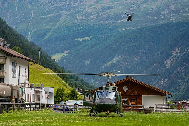 © Bundesheer/Hansjörg Raggl Hubschrauber auf Feld stehend