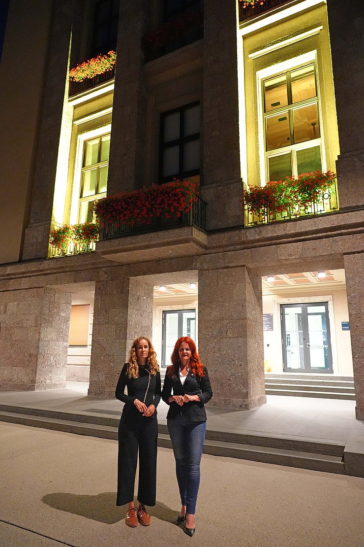 © Land Tirol/Dorfmann Landesrätinnen stehen vor Eingang von Landhaus