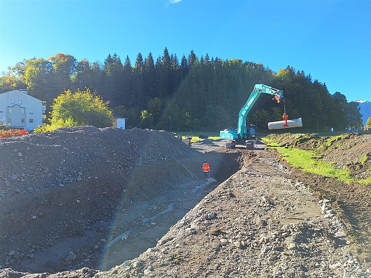 Das letzte Rohr wird verlegt (08.10.2025).
