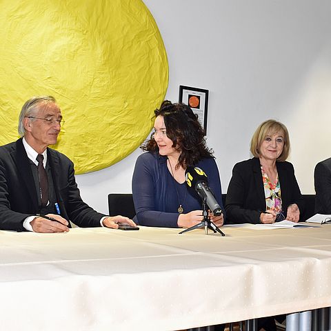 Die Landesrätinnen Palfrader und Felipe sowie die Rektoren der Hochschulen unterschreiben die Kooperationsvereinbarung.
