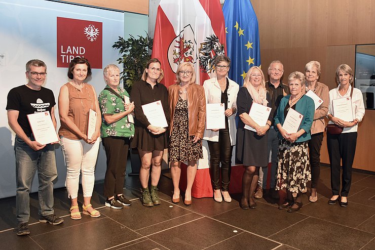 LRin Palfrader ehrte langjährige ehrenamtliche MitarbeiterInnen im Büchereiwesen. Im Bild: LRin Palfrader mit Geehrten des Bezirks Imst.